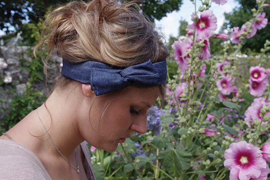 Coiffure avec bandeau rigide