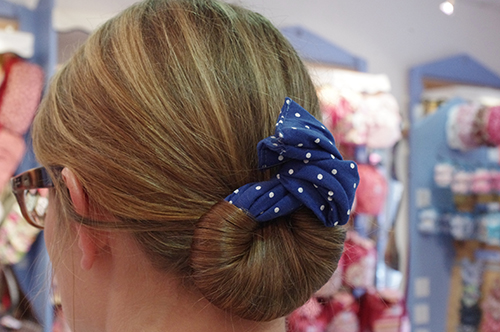 chignon avec bandeau rigide