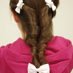 Tuto coiffure : la tresse floue pour enfant