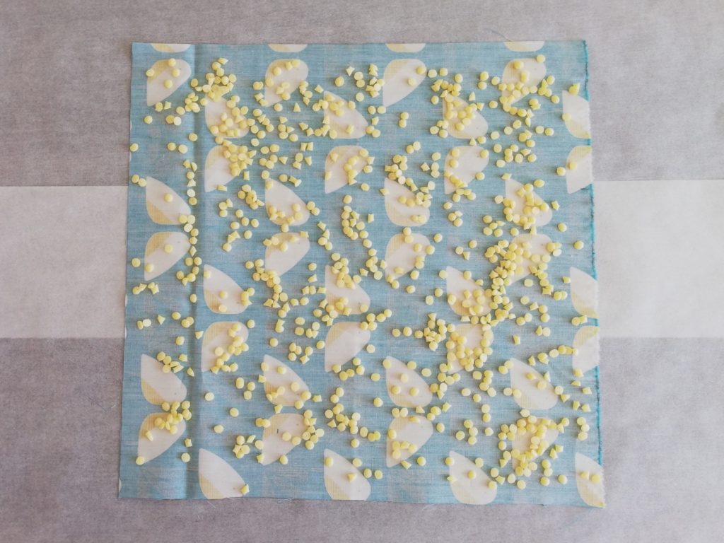 Assemblez votre papier cuisson avec le tissu imprimé Papa Pique et Maman Coud de votre choix pour réaliser votre bee-wrap