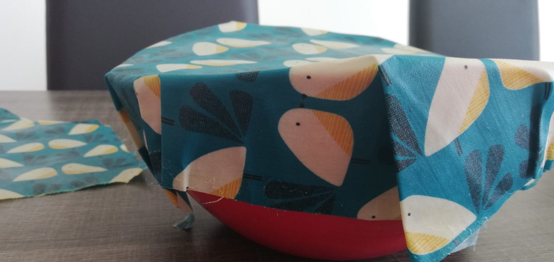 Le résultat de ce tutoriel est un bee-wrap fais maison par vos soins avec le tissu coloré Papa Pique et Maman Coud de votre choix qui vous permettra d'emballer tous vos aliments