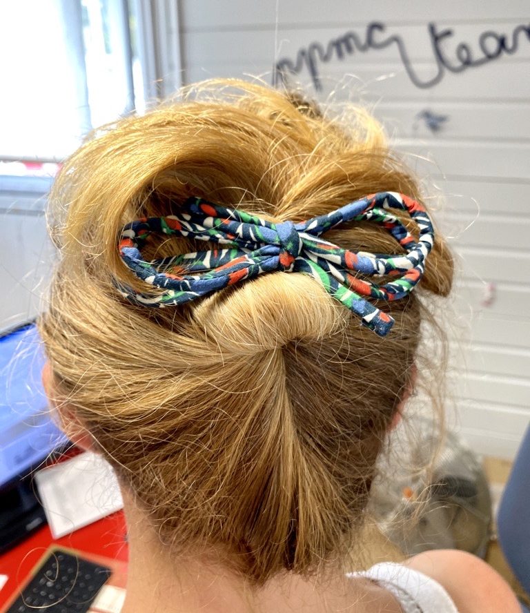 Tiphaine, Assistante Commerciale, vous présente la barrette Libellule. Car les barrettes, ce n'est pas que pour les enfants. La preuve ! Cette barrette colorée et féminine met du pep's à sa coiffure élégante.