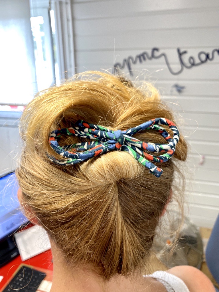 Tiphaine, Assistante Commerciale, vous présente la barrette Libellule. Car les barrettes, ce n'est pas que pour les enfants. La preuve ! Cette barrette colorée et féminine met du pep's à sa coiffure élégante.