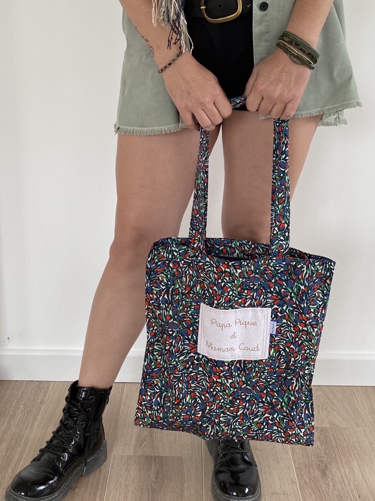 Stéphanie, Responsable du réseau boutiques, a choisi le tote bag Tulipes.