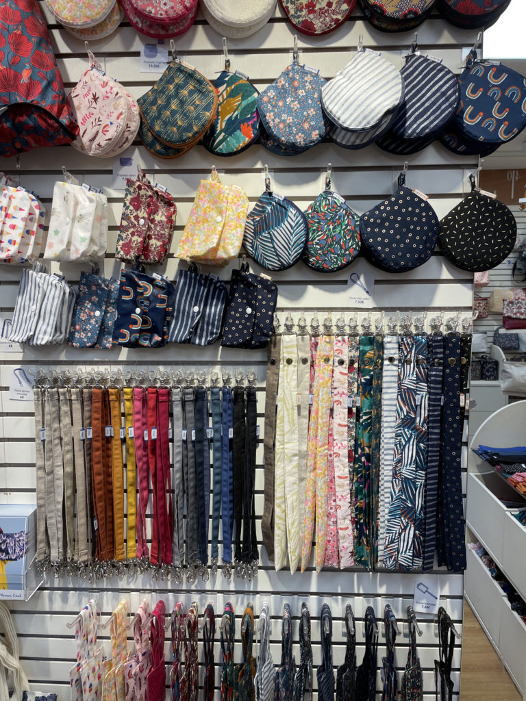 Accessoires mode, sacs, cheveux en tissu coloré Papa Pique et Maman Coud à découvir à la boutique du port du Crouesty à Arzon