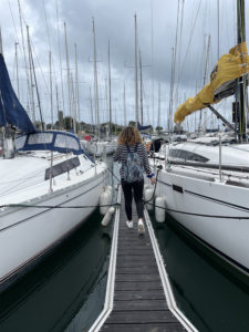 Balade sur le port du Crouesty en temps de pluie avec le sac à dos pliable imperméable PPMC