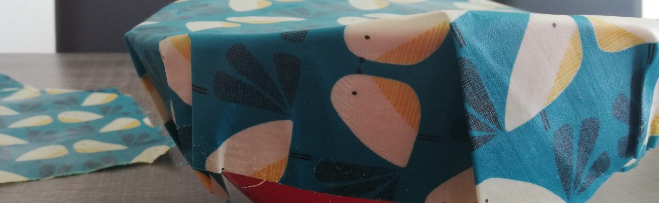 tutoreil_bee_wrap_alternative_zero_dechet_papapiqueetmamancoud Le résultat de ce tutoriel est un bee-wrap fais maison par vos soins avec le tissu coloré Papa Pique et Maman Coud de votre choix qui vous permettra d'emballer tous vos aliments