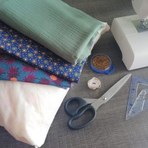 Voici le matériel dont vous aurez besoin pour confectionner votre housse de coussin en tissu imprimé Papa Pique et Maman Coud
