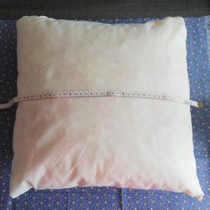 Prenez les mesure de votre coussin pour adapter le morceau de tissu PPMC et ainsi coudre votre housse en suivant ce tutoriel couture